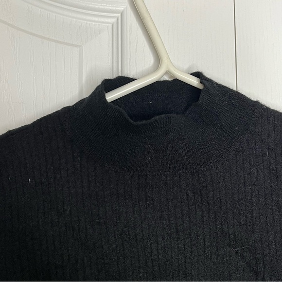 Halston black 100% extra fine Merino wool mock neck short sleeve sweater small - Picture 4 of 9